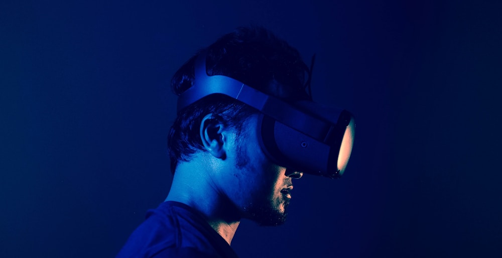 Créatif explorant une expérience numérique immersive